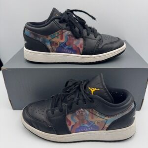 Kids Jordan 1‎ Low SE Black White Jordan Hologram Graphic DR9497-001 Yth Sz 3.5Y